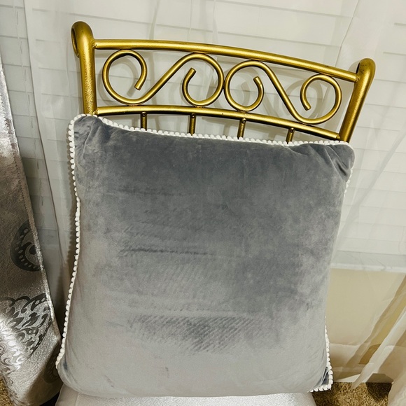 2 gray accent pillows - Picture 4 of 5